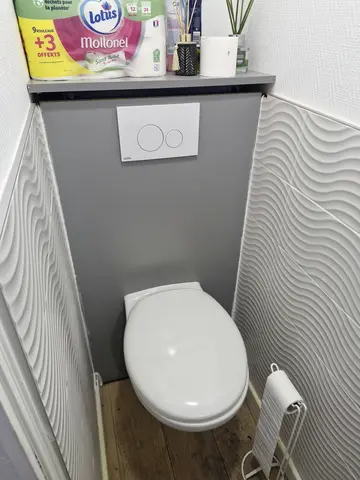 Pose de WC suspendu — chantier KP Énergie à Perpignan (photo 1)