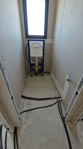 Pose de WC suspendu — chantier KP Énergie à Perpignan (photo 5)