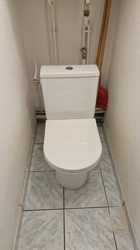 Remplacement d'un WC classique réalisé par KP Énergie à Perpignan
